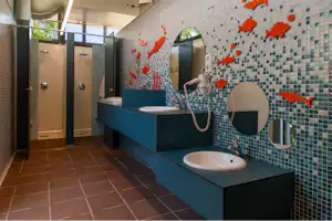 Camping Salatà - Innenansicht des Sanitärgebäudes