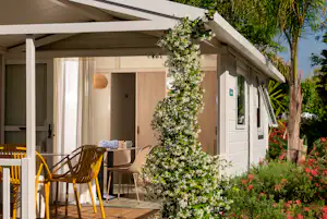 Camping Salatà - Mobilheim mit Terrasse auf dem Campingplatz