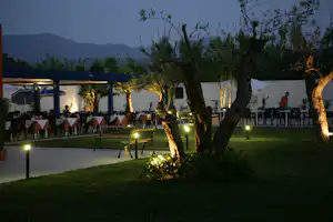 Camping Salicamp - Restaurant mit Terrasse am Abend