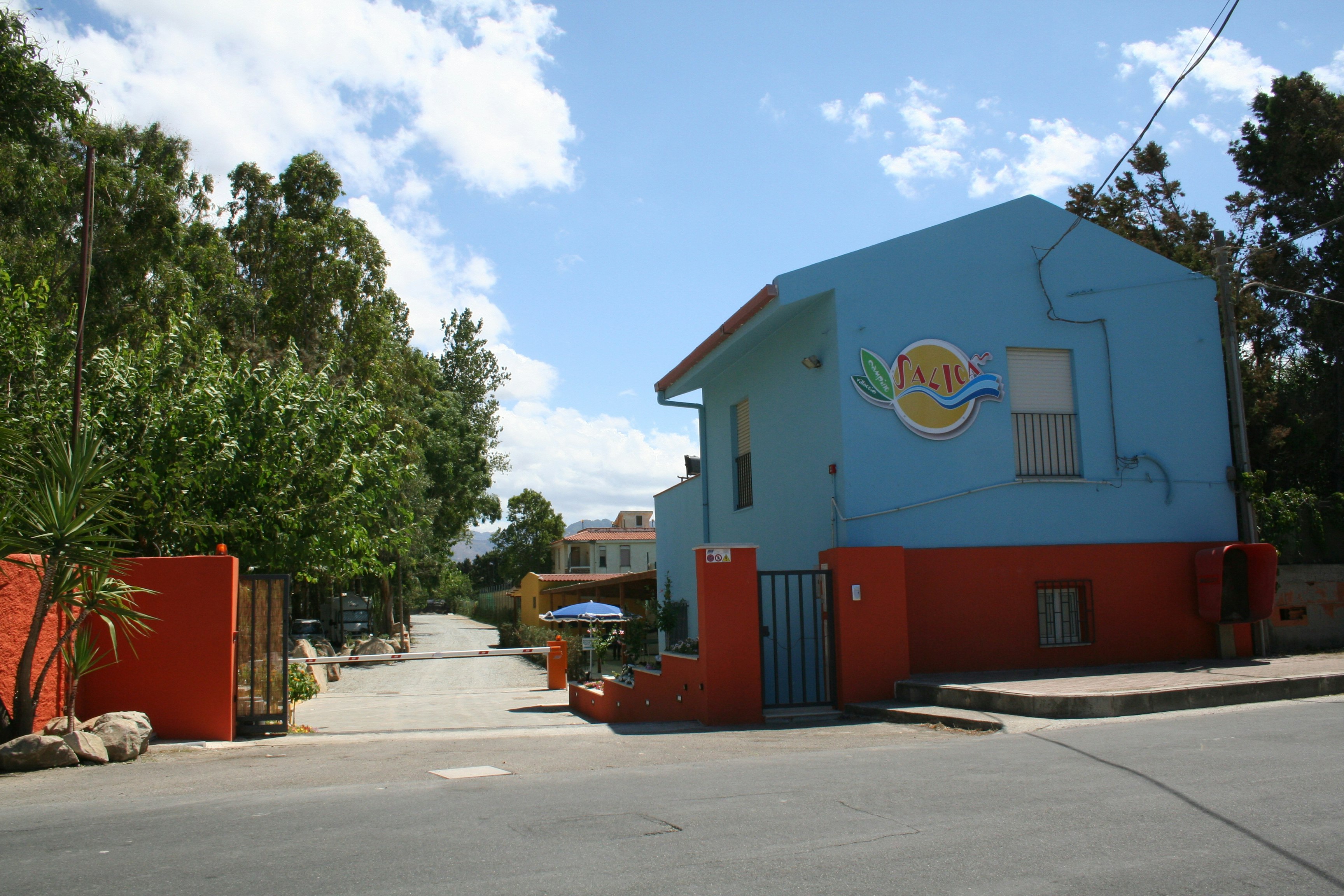 Camping Salicamp - Rezeption und Einfahrt vom Campingplatz