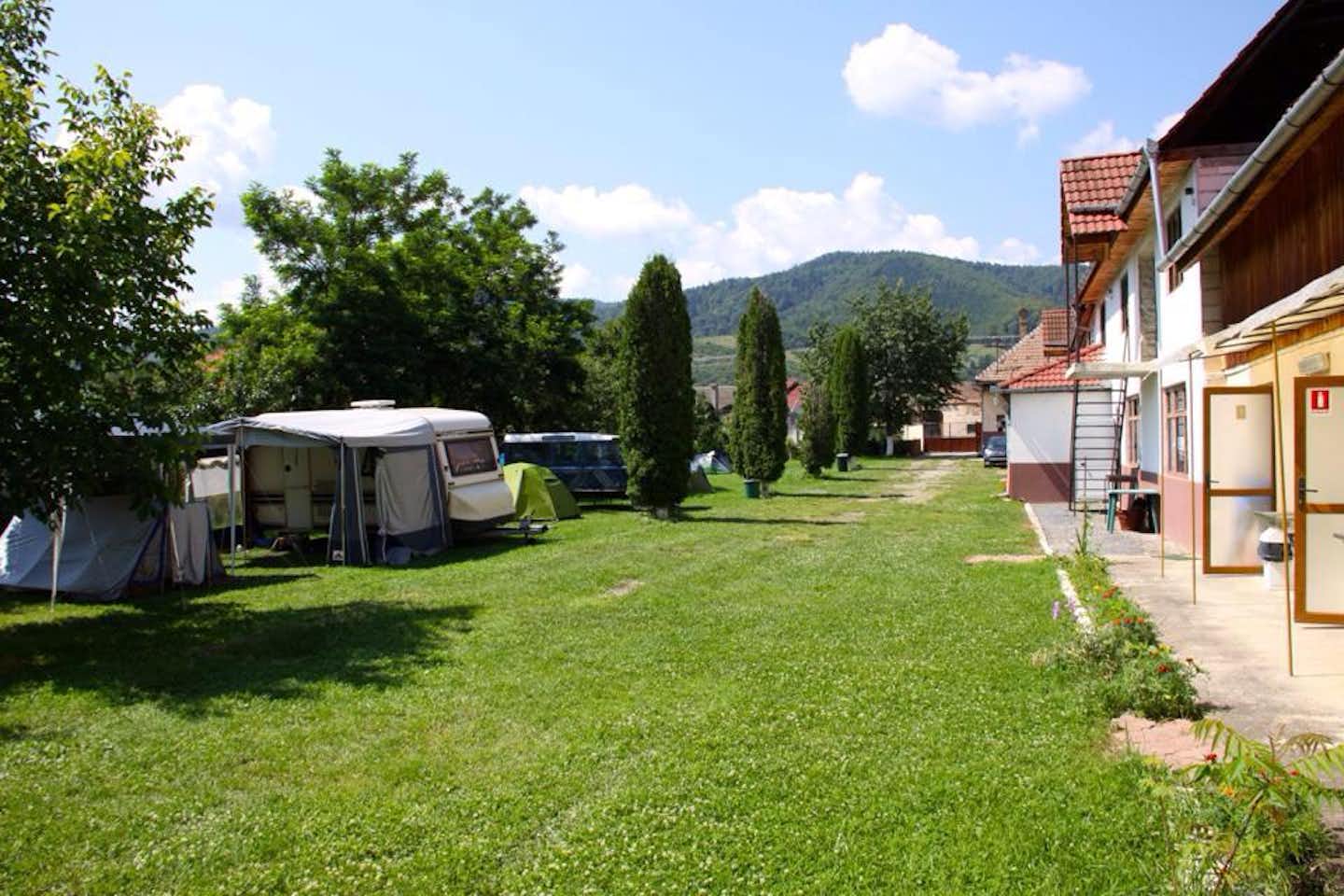 Camping Salişteanca -  Campingbereich für Zelte und Wohnwagen im Schatten der Bäume