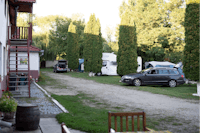 Camping Salişteanca - Blick auf die Stell- und Parkplätze auf der Wiese