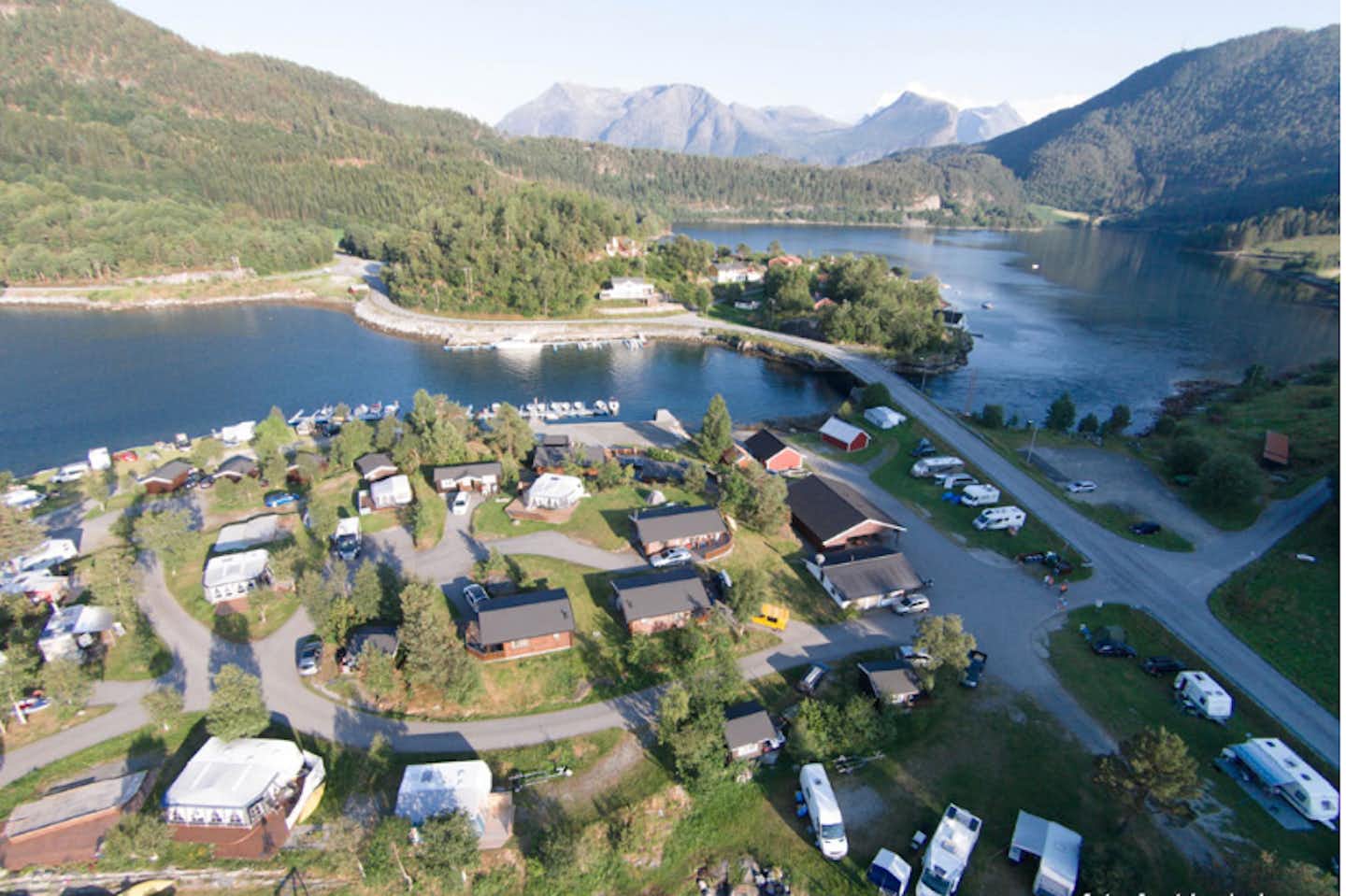 Camping Saltkjelsnes - Vogelperspektive auf den Campingplatz und die Natur Norwegens