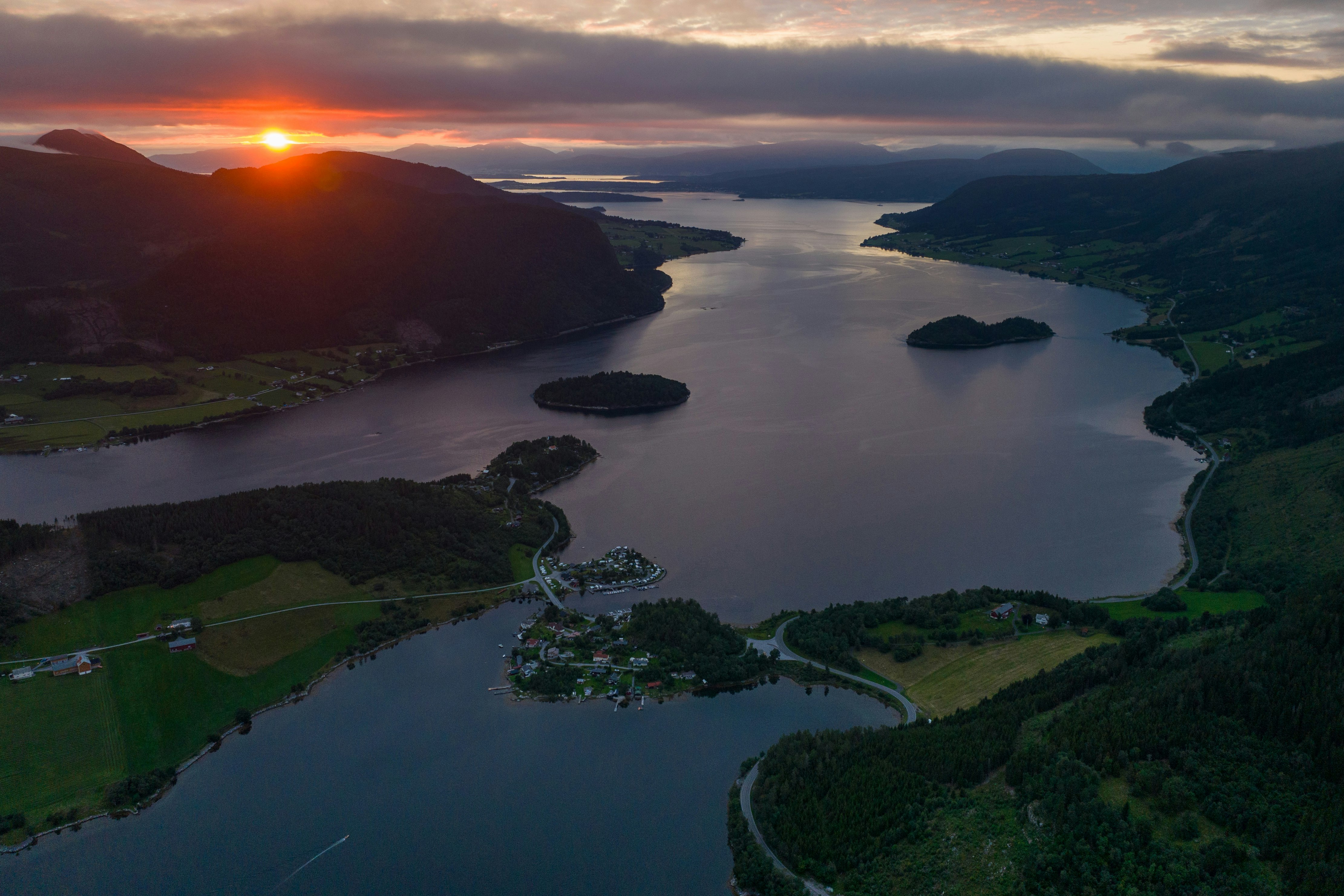 Saltkjelsnes Camping  Camping Saltkjelsnes  - Luftaufnahme des Campingplatzes am Wasser