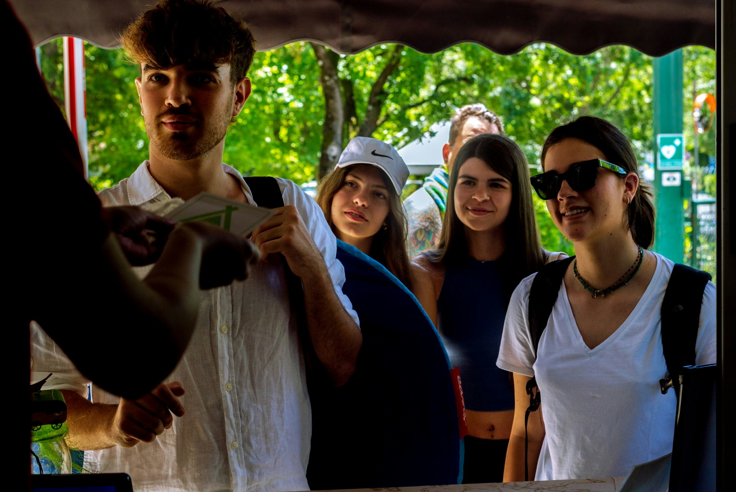 Camping San Bartolomeo - Camper an der Rezeption des Campingplatzes