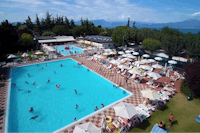Camping San Benedetto  -  Luftaufnahme vom Pool auf dem Campingplatz mit Liegestühlen und Sonnenschirmen