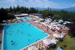 Camping San Benedetto - Luftaufnahme vom Pool auf dem Campingplatz mit Liegestühlen und Sonnenschirmen