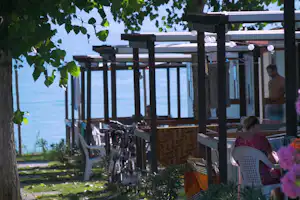 Camping San Benedetto - Mobilheime vom Campingplatz mit Veranda und Blick auf den Gardasee