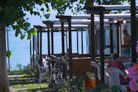 Camping San Benedetto  -  Mobilheime vom Campingplatz mit Veranda und Blick auf den Gardasee