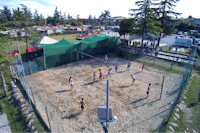 Camping San Benedetto  - Beach Volleyball auf dem Campingplatz,  Mobilheime und Wohnwagen- und Zeltstellplatz im Hintergrund