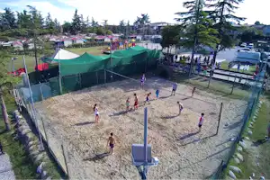 Camping San Benedetto - Beach Volleyball auf dem Campingplatz, Mobilheime und Wohnwagen- und Zeltstellplatz im Hintergrund