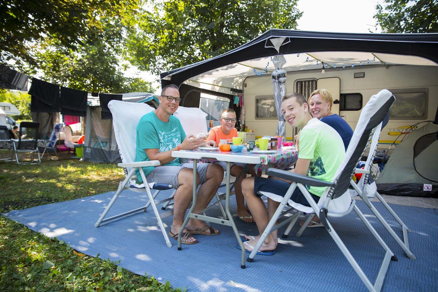 Camping San Cristoforo - Camper frühstücken vor ihrem Zelt auf dem Campingplatz
