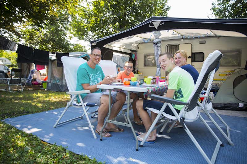 Camping San Cristoforo - Camper frühstücken vor ihrem Zelt auf dem Campingplatz