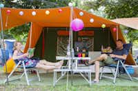 Camping San Cristoforo - Camper lesen vor ihrem Zelt auf dem Campingplatz