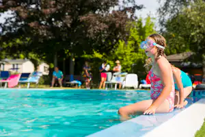 Camping San Cristoforo - Kinder spielen im Poolbereich mit Liegestühlen auf dem Campingplatz