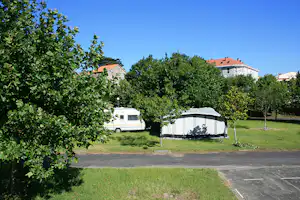 Camping San Francisco - Wohnwagenstellplätze im Grünen auf dem Campingplatz
