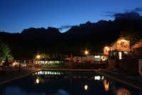 Camping San Pelayo  -  Blick auf den Poolbereich und die Terrasse vom Restaurant des Campingplatzes