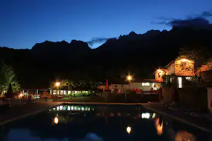 Camping San Pelayo - Blick auf den Poolbereich und die Terrasse vom Restaurant des Campingplatzes