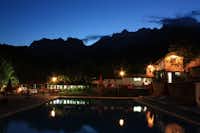 Camping San Pelayo  -  Blick auf den Poolbereich und die Terrasse vom Restaurant des Campingplatzes