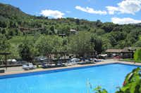 Camping San Pelayo  -  Pool vom Campingplatz umgeben von grünen Hügeln