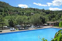 Camping San Pelayo  -  Pool vom Campingplatz umgeben von grünen Hügeln
