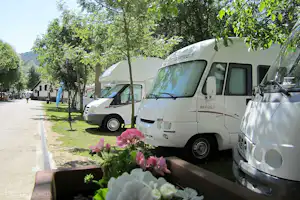 Camping San Pelayo - Wohnwagenstellplatz vom Campingplatz im Grünen