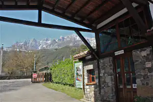 Camping San Pelayo - Einfahrt und Rezeption vom Campingplatz, Kantabrisches Gebirge im Hintergrund