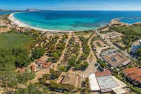 Camping San Teodoro la Cinta - Luftaufnahme des Campingplatzes und des Strandes des Mittelmeeres