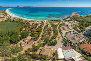 Camping San Teodoro la Cinta - Luftaufnahme des Campingplatzes und des Strandes des Mittelmeeres