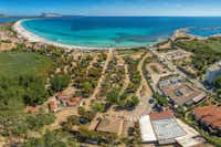 Camping San Teodoro la Cinta - Luftaufnahme des Campingplatzes und des Strandes des Mittelmeeres