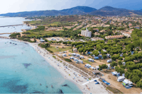 Camping San Teodoro la Cinta - Luftaufnahme des Mittelmeeres und des Campingplatzes im Hintergrund