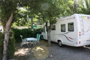 Camping San Vicente - Stellplatz vom Campingplatz zwischen Bäumen