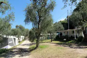 Camping San Zeno - Bungalow und Wohnwagen an einer Strasse des Campingplatzes