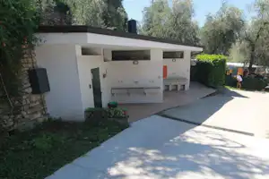 Camping San Zeno - Sanitärgebäude von aussen auf dem Campingplatz