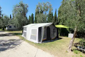 Camping San Zeno - Wohnwagen mit Vorzelt auf einem Stellplatz
