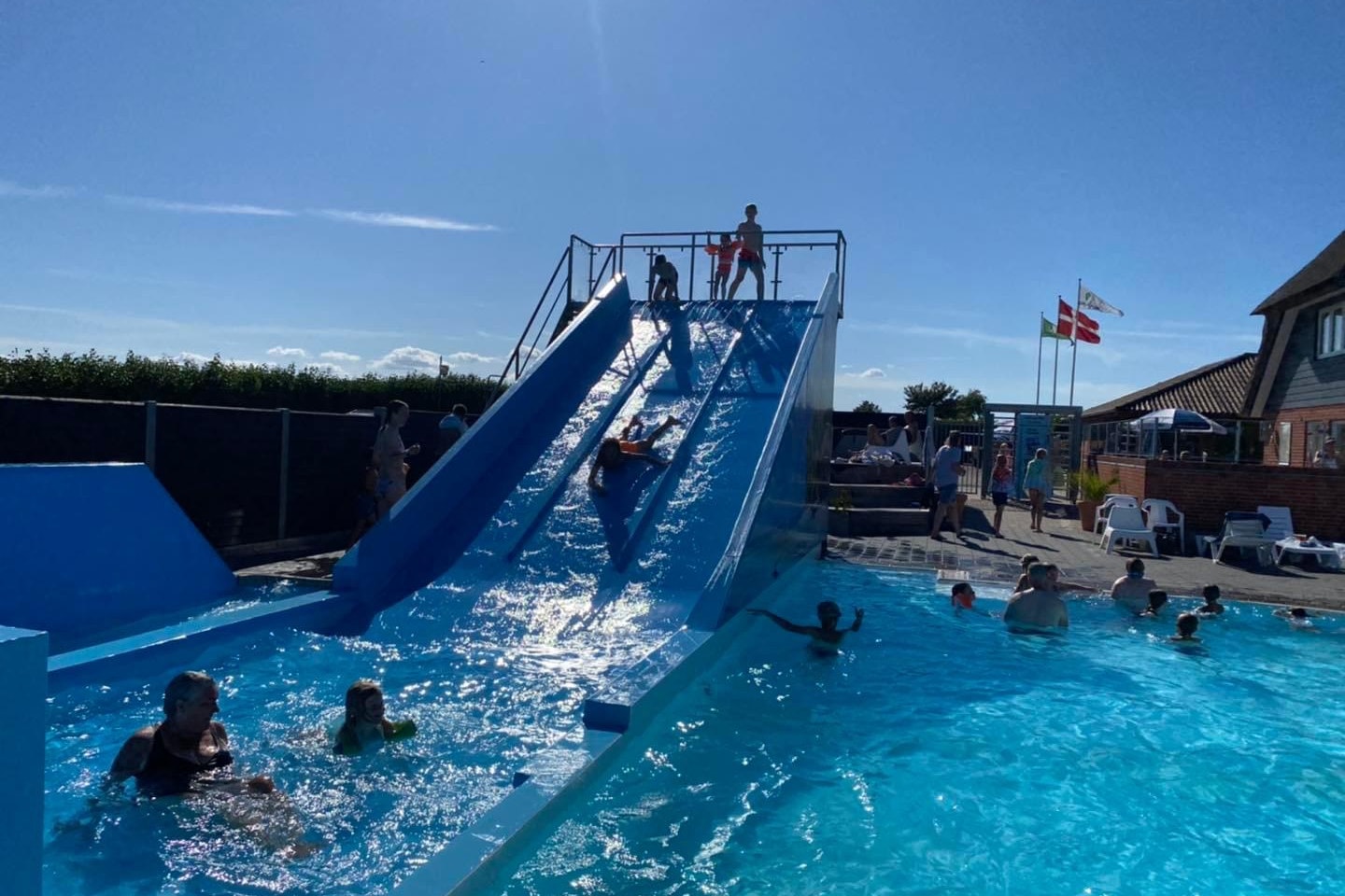 Sandager Naes Camping  Camping Sandager Naes - Freibad mit Rutsche auf dem Campingplatz