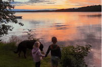 Camping Sandaholm - Kinder und Hund blicken auf den See bei Sonnenuntergang