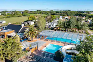 Camping Sandaya Le Kérou - Poollandschaft mit überdachten Pool und Rutsche