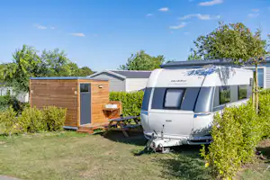 Camping Sandaya Le Kérou - Standplatz mit privaten Sanitär