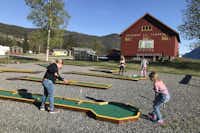 Camping Sandviken - Gäste beim Minigolfspielen