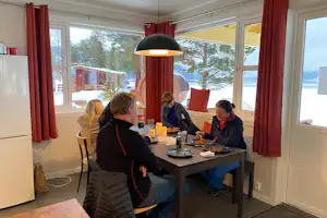 Camping Sandviken - Gäste beim gemeinsamen Essen in einem der Mobilheime