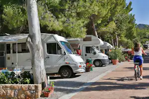 Camping Sanfilippo - Camper mit Fahrrad entlang der Stellplätze vom Campingplatz