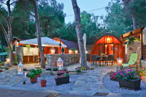 Camping Sanfilippo - Mobilheime vom Campingplatz mit Veranden am Abend