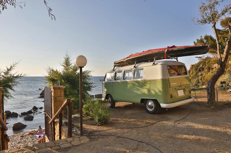 Camping Sanfilippo  -  Wohnmobil auf dem Stellplatz vom Campingplatz am Ufer vom Mittelmeer