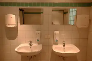 Camping Sankt Michael - Sanitärgebäude mit Waschbecken und Spiegel