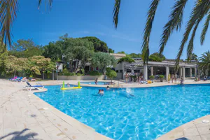 Yelloh! Village Sant Pol - Pool vom Campingplatz mit Liegestühlen in der Sonne