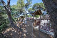 Yelloh! Village Sant Pol  -  Spielplatz vom Campingplatz im Schatten von Bäumen