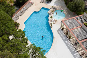 Yelloh! Village Sant Pol - Blick auf den Pool im Freien auf dem Campingplatz