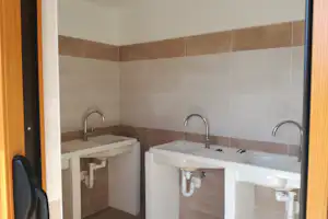 Camping Santa Clorinda - Spülbecken im Sanitärbereich