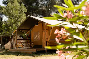 Camping Santa Elena Camping Santa Elena Ciutat - Glamping-Zelt mit Terrasse auf dem Campingplatz